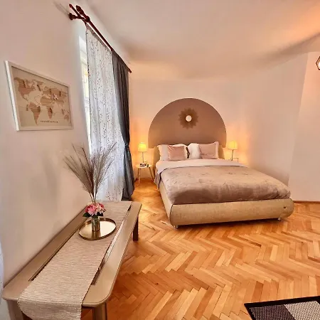 Simon Old Town Center * Braşov