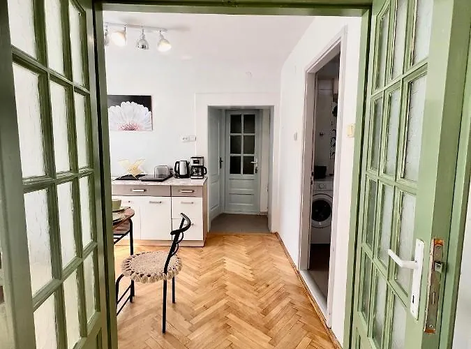 Simon Old Town Center Apartment