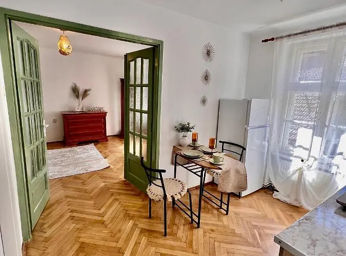 Simon Old Town Center Apartment